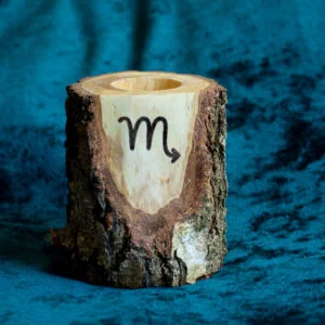 Świecznik Drewniany Znak Skorpion