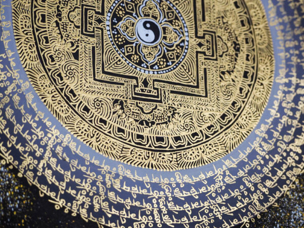 yin yang mandala tybetańska czarno-złota detal