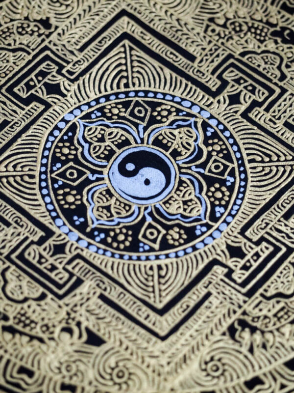yin yang mandala tybetańska czarno-złota detal centrum