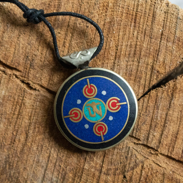 naszyjnik, amulet dwustronny czenrezik z koralu, turkusu i lapis lazuli