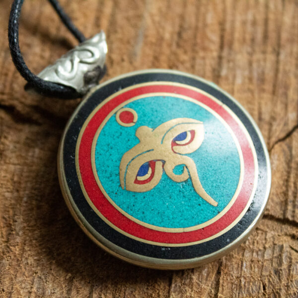 amulet dwustronny czenrezik z motywem oczy buddy z koralu i turkusu