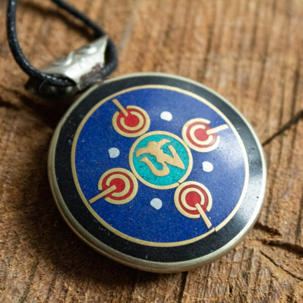 amulet dwustronny czenrezik z koralu, turkusu i lapis lazuli