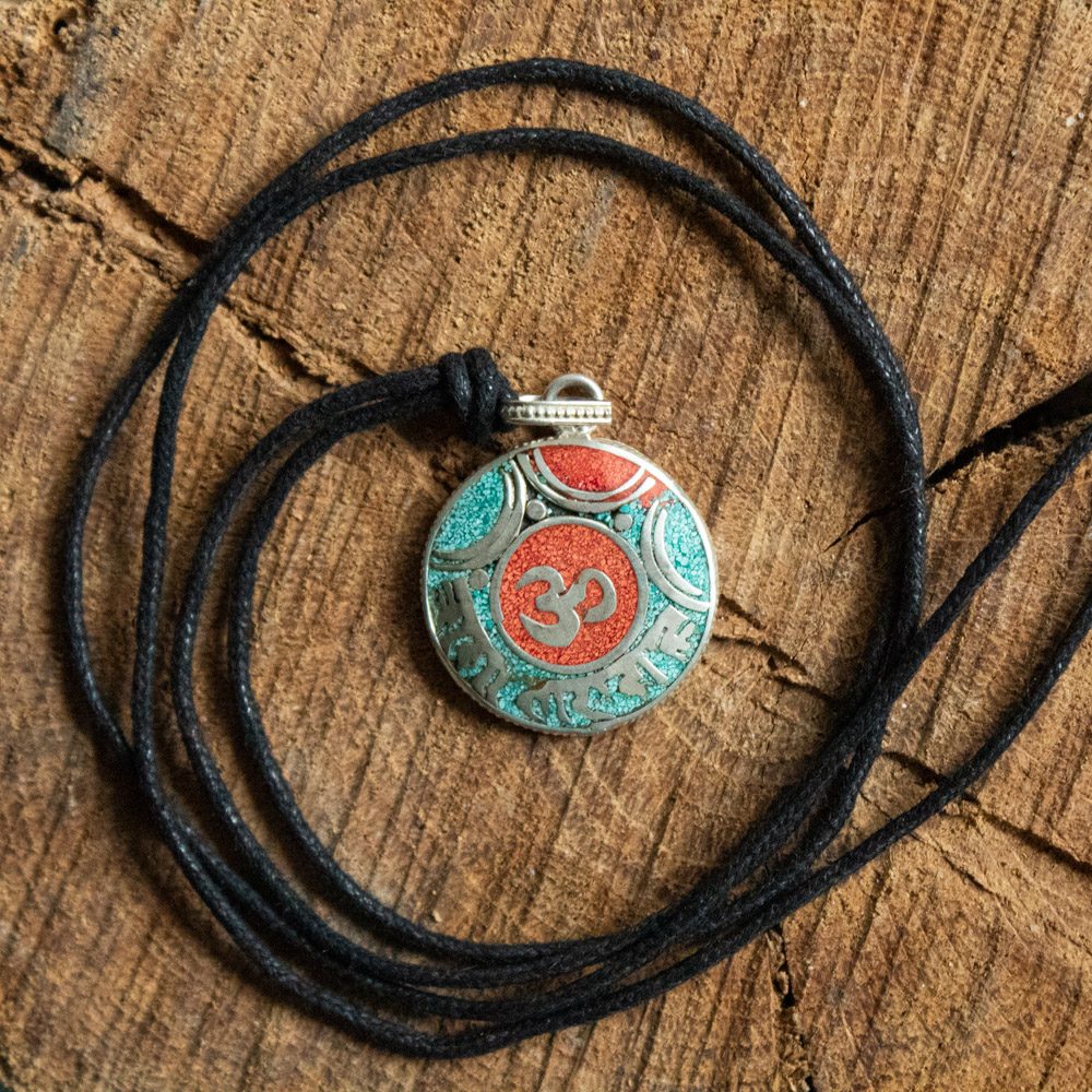 amulet tybetański mantra om z turkusem i koralem