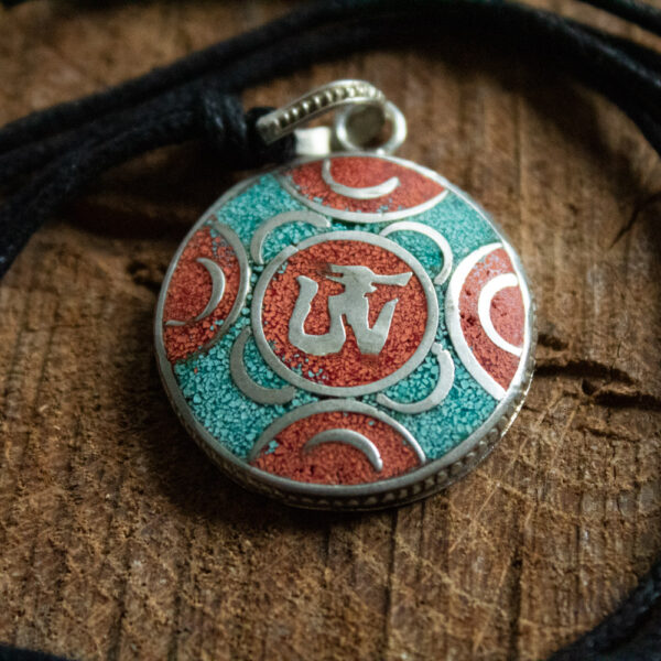 amulet tybetański mandala om, naszyjnik z koralem i turkusem