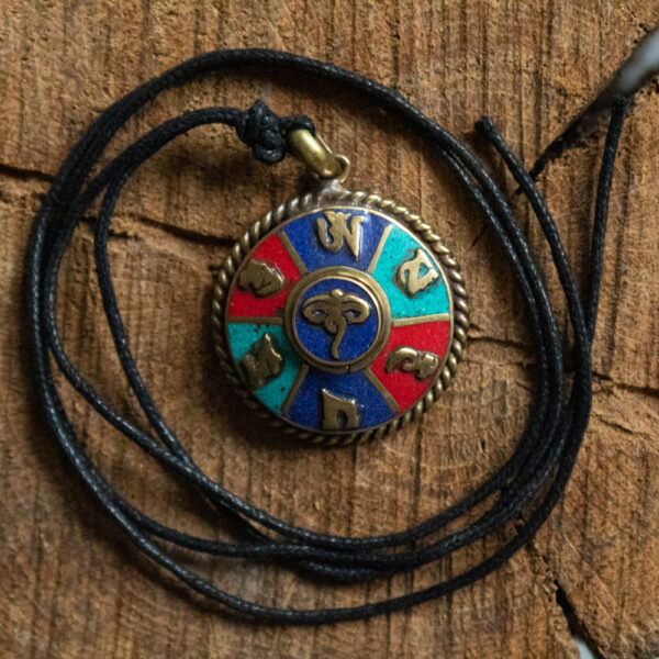 amulet mandala oczu buddy z koralem, turkusem i lapis lazuli