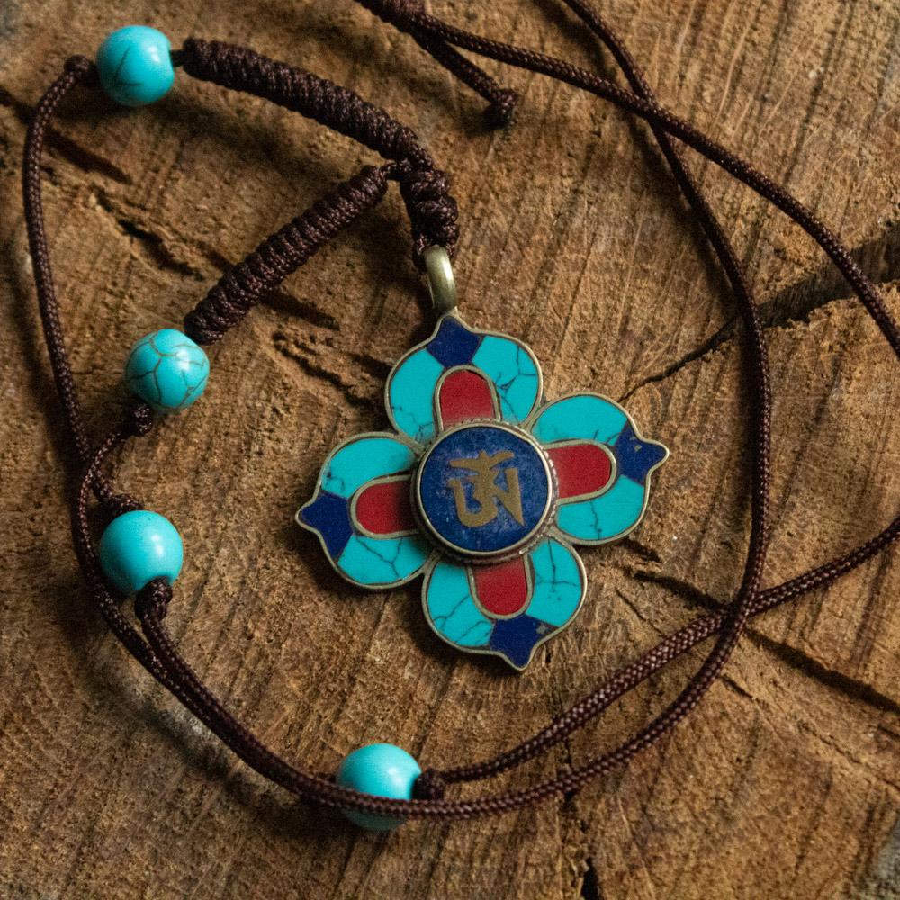 naszyjnik, amulet tybetański om lotosowy z turkusem, koralem i lapis lazuli