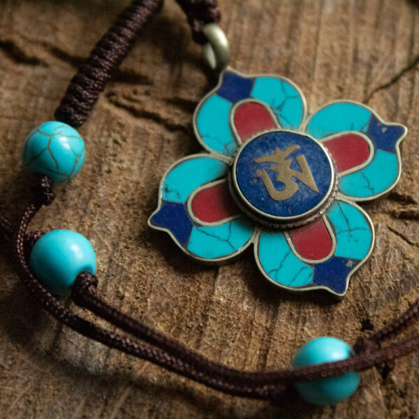 naszyjnik, amulet tybetański om lotosowy z turkusem, koralem i lapis lazuli