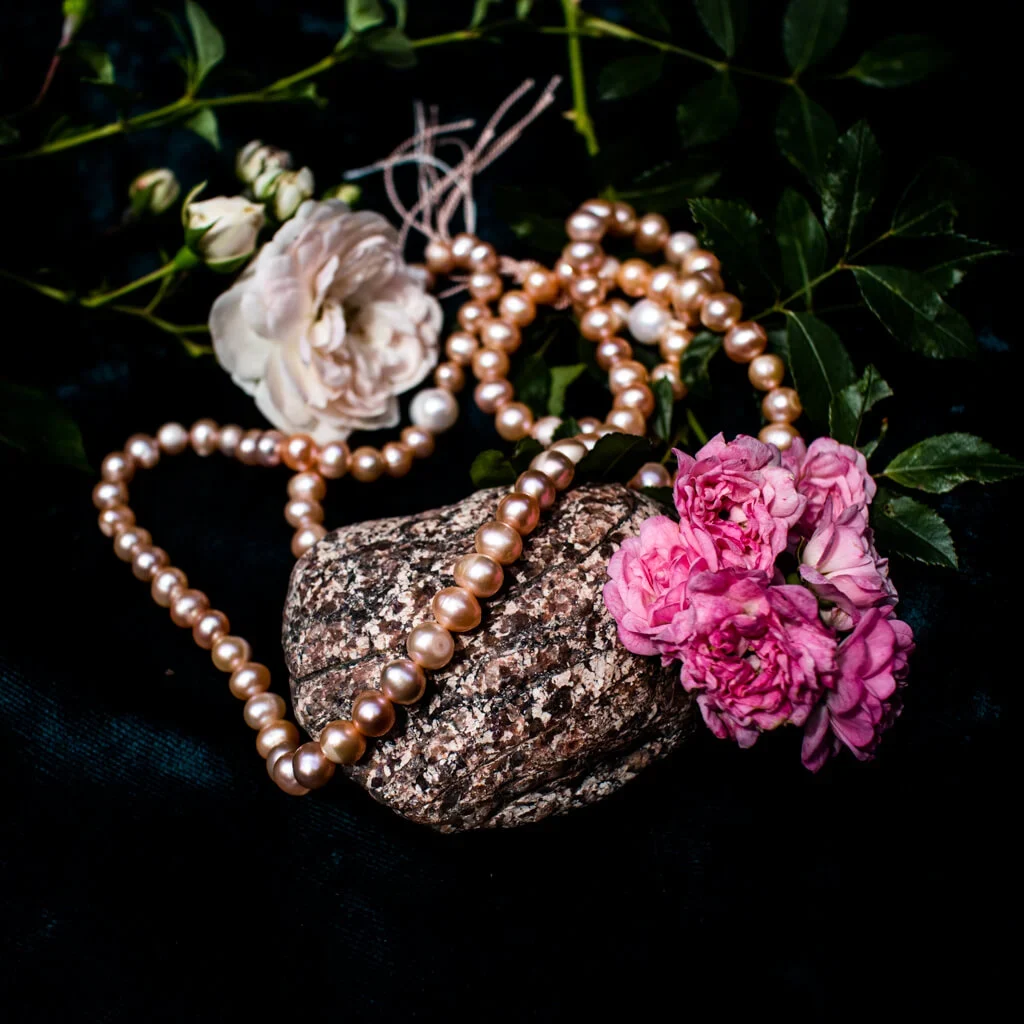 mala buddyjska z pereł artystyczne zdjęcie biżuterii z różami