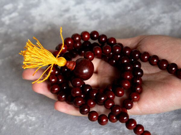 Mala buddyjska z czerwonego drzewa sandałowego, korale na ręce, biżuteria buddyjska w ofercie sklepu