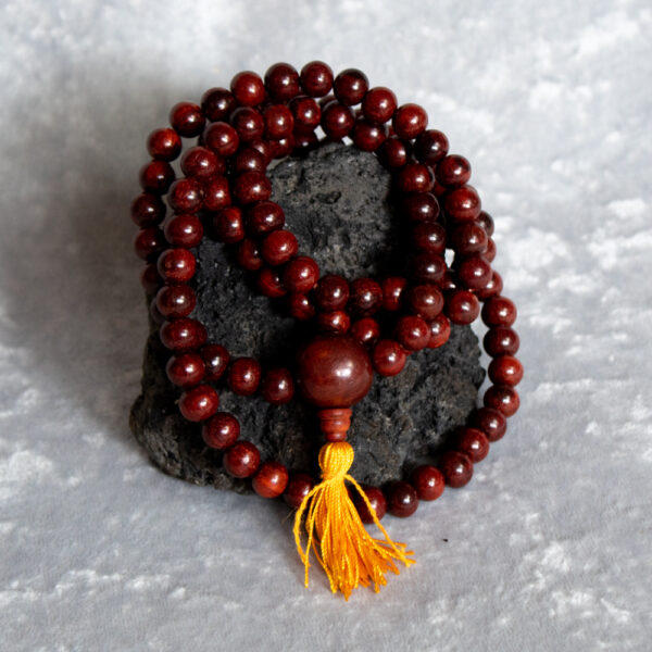 mala buddyjska z czerwonego drzewa sandałowego do medytacji, biżuteria z nepalu w ofercie sklepu