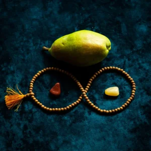 Artystyczne zdjęcie mali buddyjskiej z koralikami z drewna sandałowego. Biżuteria z Nepalu.