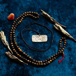 Kategoria biżuteria zawiera: handmade amulety, naszyjniki, male buddyjskie, branzoletki