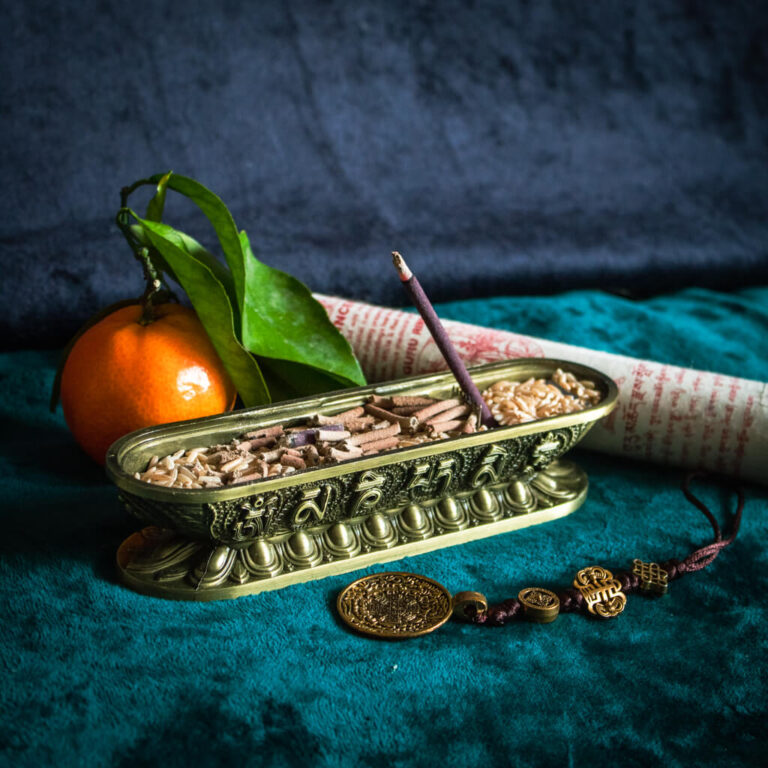 Read more about the article Kadzidełka i kadzidła naturalne tybetańskie — co je wyróżnia?