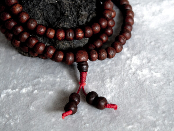 mala buddyjska nasiona bodhi ciemne, oryginalny różaniec buddyjski, produkt z Nepalu, guru bead czerwony sznurek, bransoletka męska