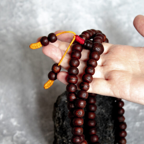 mala buddyjska nasiona bodhi ciemne, oryginalny różaniec buddyjski, produkt z Nepalu, mala na ręce, sklep