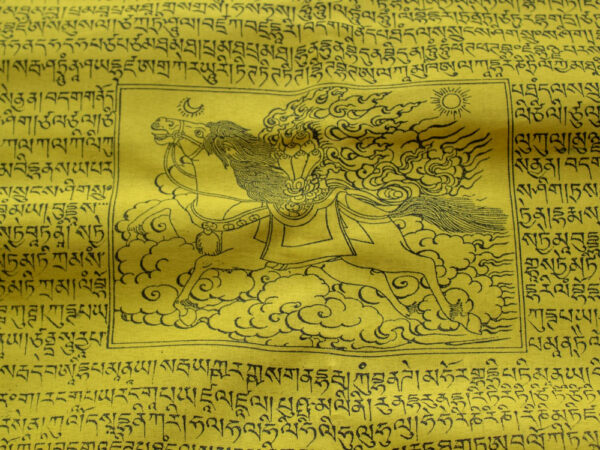Buddyjski motyw wietrznego konia na fladze tybetańskiej z mantrami, oferta sklepu tybetańsko-buddyjskiego