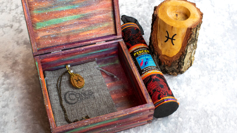 Zodiakalne Ryby Zestaw Urodzinowy, świecznik drewniany Ryby, kadzidło naturalne tybetańskie, pudełko astrologiczne, naszyjnik z symbolem Ryb