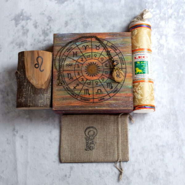 Zestaw Urodzinowy: pudełko zodiakalne, naszyjnik ze znakiem lwa, tybetańskie kadzidło naturalne, świecznik drewniany