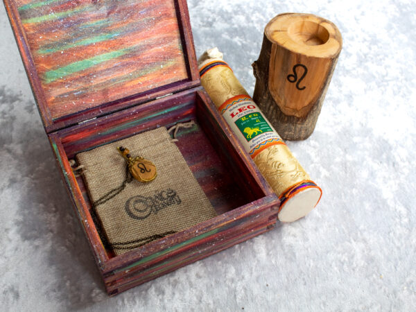Zestaw Urodzinowy: pudełko zodiakalne, naszyjnik ze znakiem lwa, tybetańskie kadzidło naturalne, świecznik drewniany
