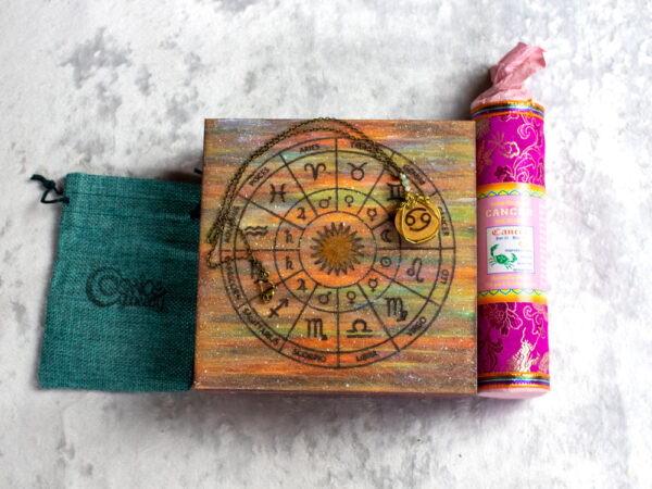 Zodiakalny Rak Zestaw Urodzinowy: tybetańskie kadzidło naturalne, naszyjnik z symbolem Raka, pudełko z kołem zodiaku