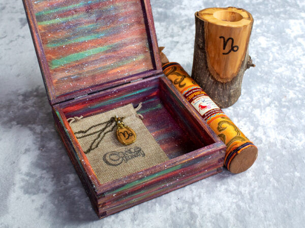 Zodiakalny Koziorożec Zestaw Urodzinowy: naszyjnik z kamieniami dla koziorożca, tybetańskie kadzidło naturalne, pudełko z kołem zodiaku, świecznik drewniany