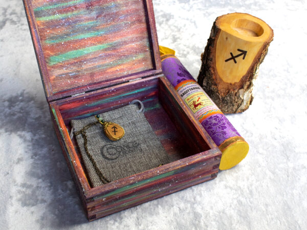 Zodiakalny Strzelec Zestaw Urodzinowy: pudełko z kołem zodiaku, wisiorek z kamieniami naturalnymi dla strzelca, tybetańskie kadzidło naturalne, świecznik drewniany