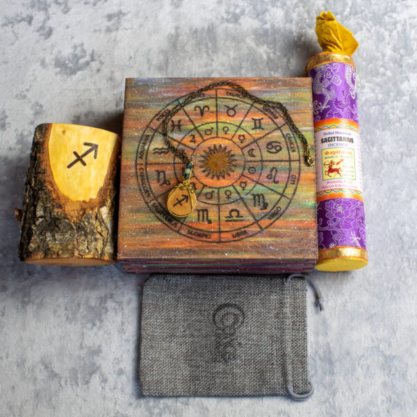 Zodiakalny Strzelec Zestaw Urodzinowy: pudełko z kołem zodiaku, wisiorek z kamieniami naturalnymi dla strzelca, tybetańskie kadzidło naturalne, świecznik drewniany