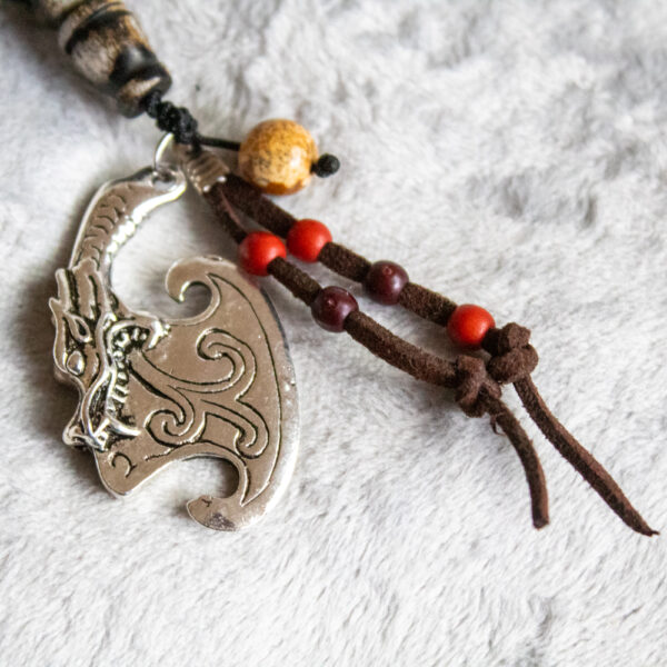 mala buddyjska kościana z wisiorkiem tybetańskim, czyli amuletem w kształcie zakrzywionego noża dakini z jaspisem