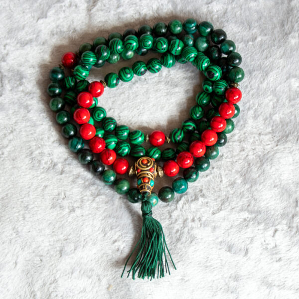 mala buddyjska zielona tara z awenturynem zielonym, malachitem, czerwonym turkmenitem, czyli buddyjska biżuteria w sklepie