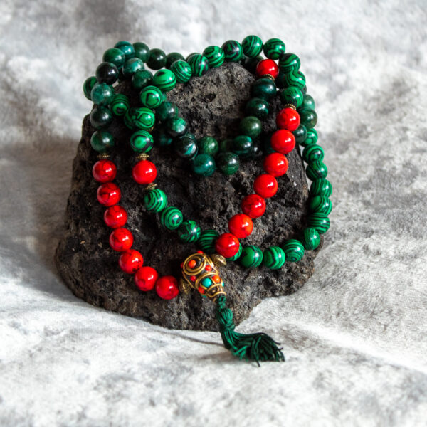 mala buddyjska z awenturynem zielonym, malachitem i czerwonym turkmenitem dedykowana zielonej tarze, biżuteria do medytacji i mantr w sklepie