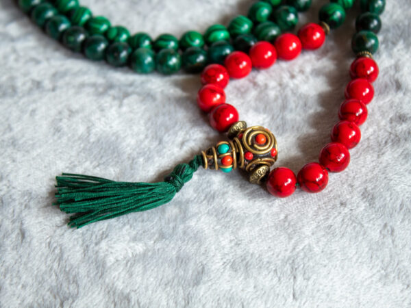 mala buddyjska zielona tara z malachitem, zielonym awenturynem, czerwonym turkmenitem, tybetański guru bead w kształcie stupy