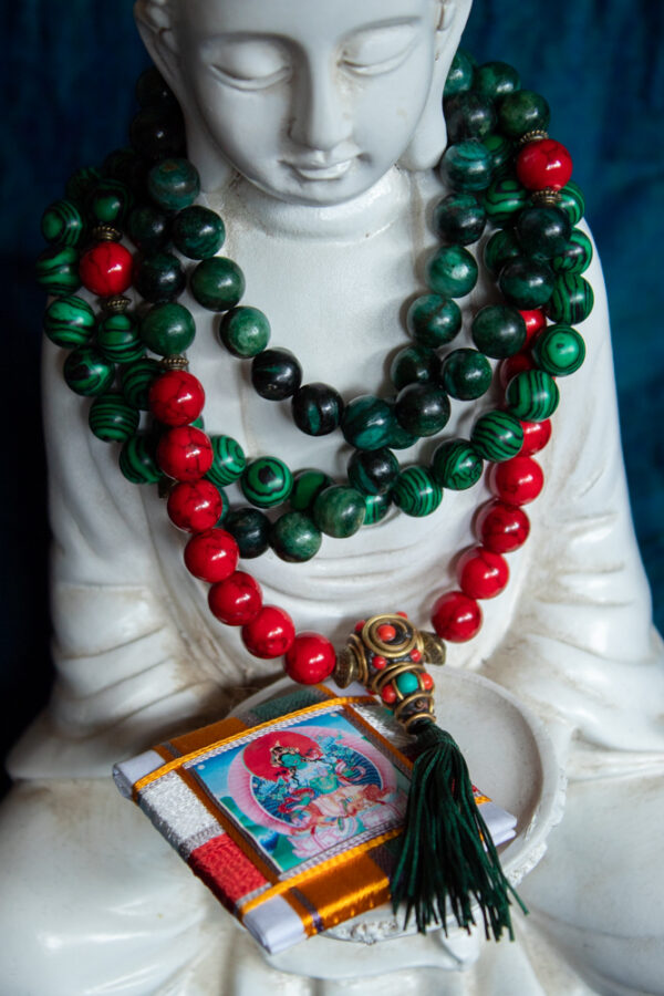 mala buddyjska zielona tara z awenturynem zielonym, czerwonym turkmenitem i malachitem, biżuteria medytacyjna w sklepie buddyjskim