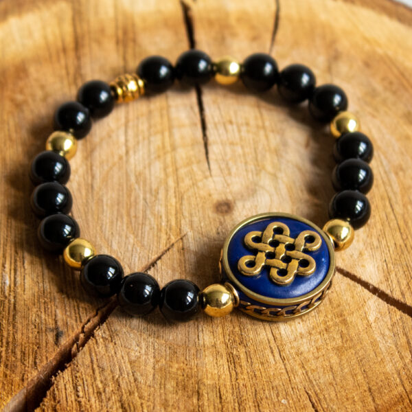 bransoletka szczęścia z onyksem, hematytem złotym i buddyjskim węzłem nieskończoności w sklepie z biżuterią z kamieni naturalnych