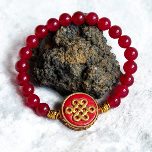 Czerwona bransoletka z jadeitu z amuletem węzeł nieskończoności na gumce, sklep