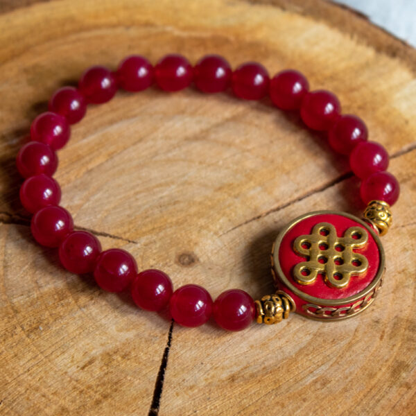 Czerwona bransoletka z jadeitu z amuletem węzeł nieskończoności na gumce