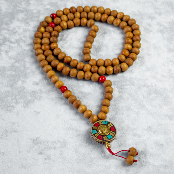 drewniana mala buddyjska z czerwonym howlitem i tybetańskim wisiorkiem 108 koralików, biżuteria do jogi