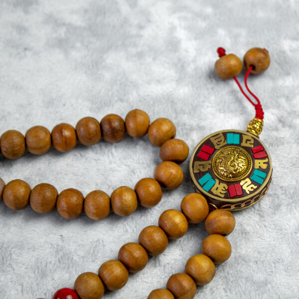 drewniana mala buddyjska z czerwonym howlitem i tybetańskim wisiorkiem 108 koralików, sklep z biżuterią magiczną do medytacji