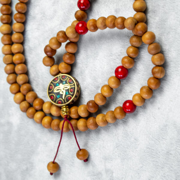 mala buddyjska drewniana i czerwony turkmenit oczy buddy amulet czenrezik, sklep z biżuterią do medytacji i jogi