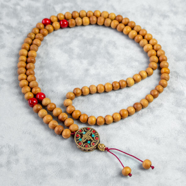 mala buddyjska drewniana i czerwony turkmenit oczy buddy tybetanski amulet czenrezik do medytacji w ofercie sklepu z biżuterią buddyjską