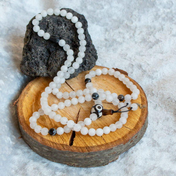mala buddyjska z białym jadeitem, czarnym agatem, czarnym turmalinem i tybetańskim koralikiem dzi w sklepie z biżuterią z kamieni naturalnych do jogi