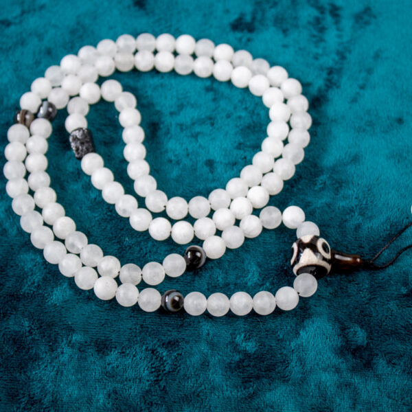 mala buddyjska z białym jadeitem, czarnym agatem, czarnym turmalinem i tybetańskim koralikiem dzi, sklep z biżuterią z kamieni naturalnych