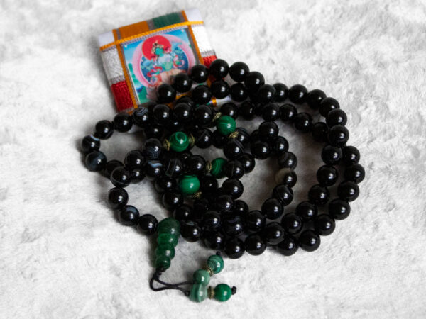 mala buddyjska z malachitem, onyksem i czarnym agatem inspirowana Zieloną Tarą i buddyjską rodziną karmy w sklepie z biżuterią z kamieni naturalnych