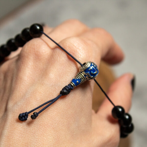 Mala na rękę, bransoletka z onyksu i lapis lazuli z zapięciem makramowym na sznurku