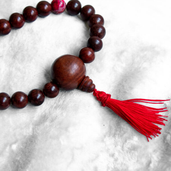 mala buddyjska z czerwonego jaspisu i czerwonego drzewa sandałowego na czerwonym sznurku, biżuteria z korali do jogi i medytacji