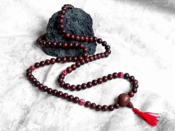 mala buddyjska z czerwonego jaspisu i czerwonego drzewa sandałowego, biżuteria z korali do jogi i medytacji na miłość