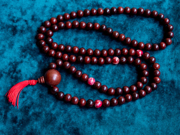 mala buddyjska z czerwonego jaspisu i czerwonego drzewa sandałowego, bransoletka na czerwonym sznurku do jogi i medytacji
