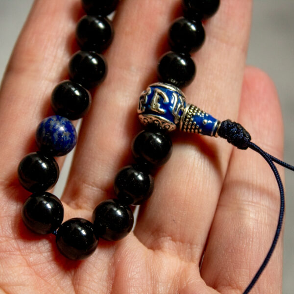 mala na rękę, bransoletka na sznurku z onyksem i lapis lazuli