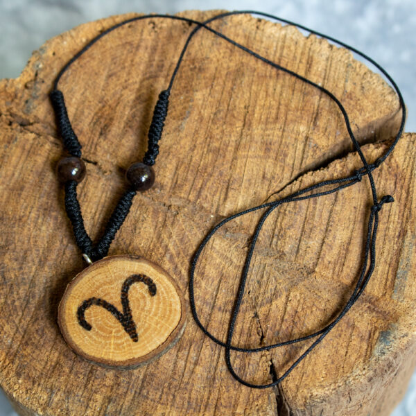Talizman dla barana, granat i wisiorek drewniany z symbolem zodiakalnego barana na czarnym sznurku, rękodzieło lokalne