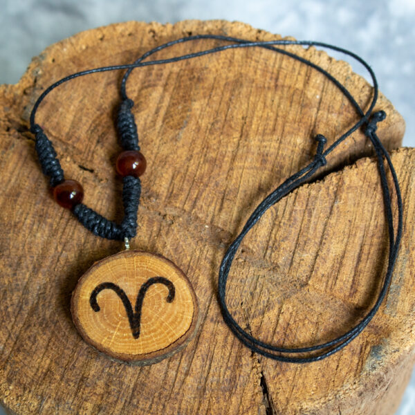 Talizman dla barana karneol i wisiorek drewniany z symbolem barana na czarnym sznurku