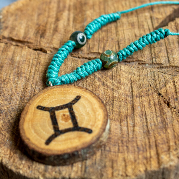 talizman dla bliźniąt z agatem, wisiorek drewniany z symbolem bliźniąt i tybetańskimi koralikami dzi na turkusowym sznurku z makramą, sklep z biżuterią z kamieniami naturalnymi i talizmanami